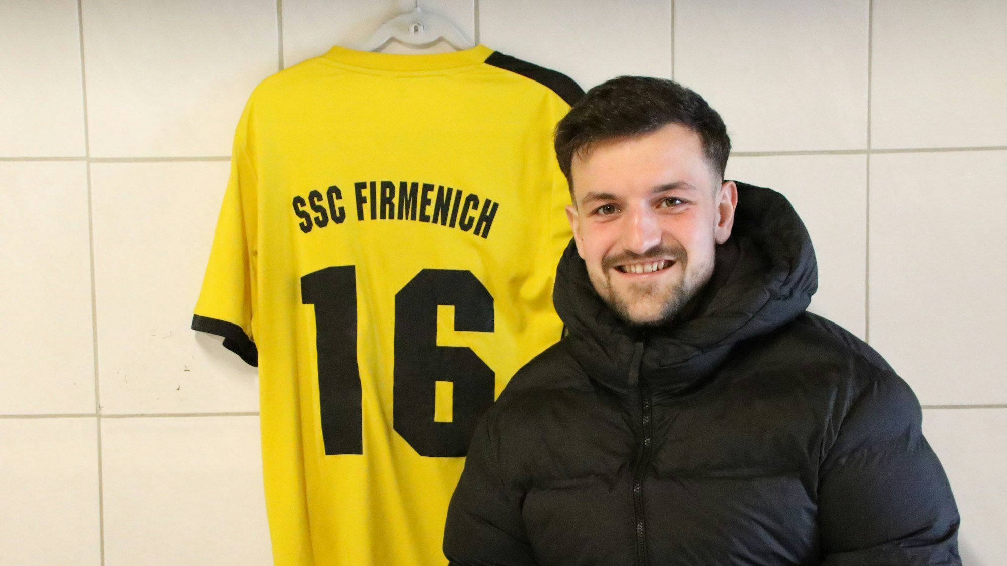 Fußballprofi Frederic Baum
hat als Dreijähriger beim SSC Firmenich begonnen. Er steht neben dem gelb-schwarzen Trikot seines ehemaligen Vereins.