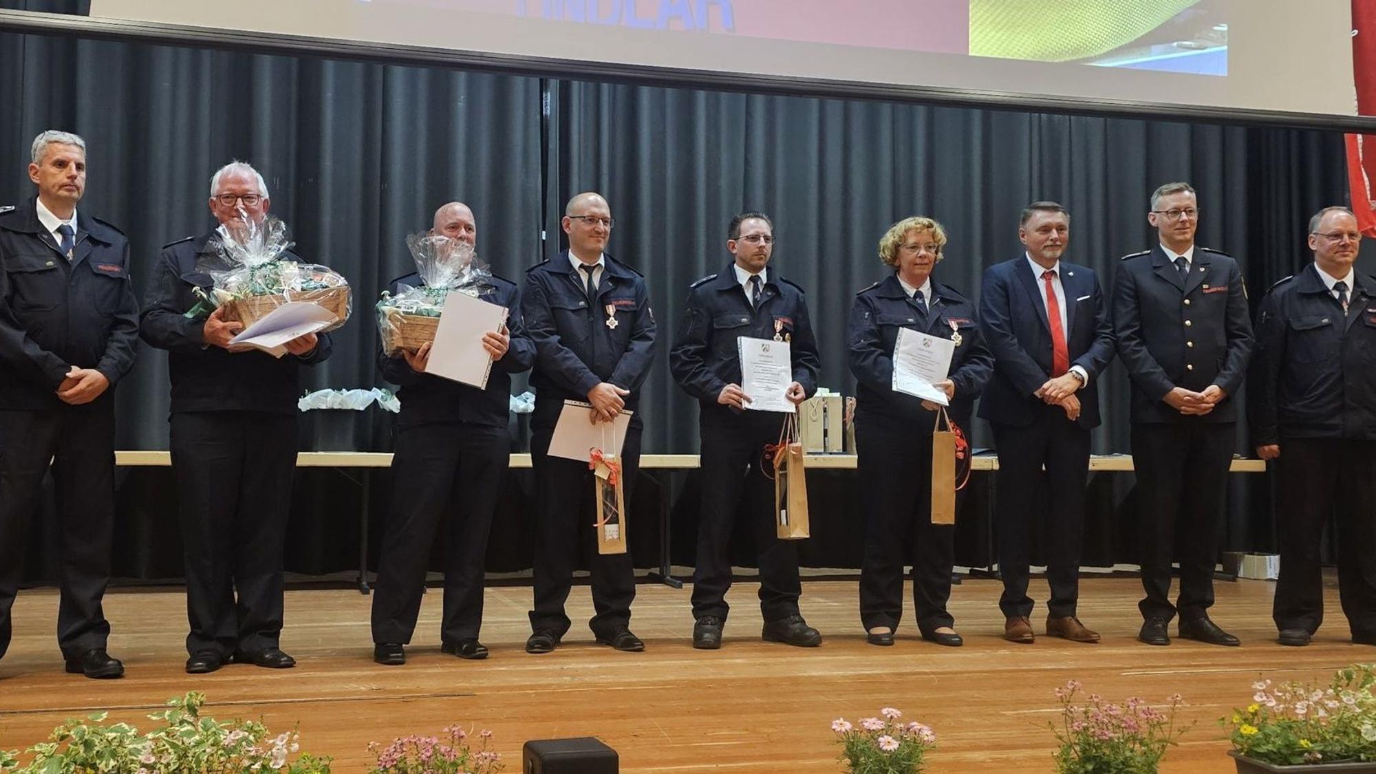 Auf der Jahresdienstbesprechung der Freiwilligen Feuerwehr Lindlar wurden auch die Jubilare für 25- und 50-jährige Mitgliedschaft geehrt.