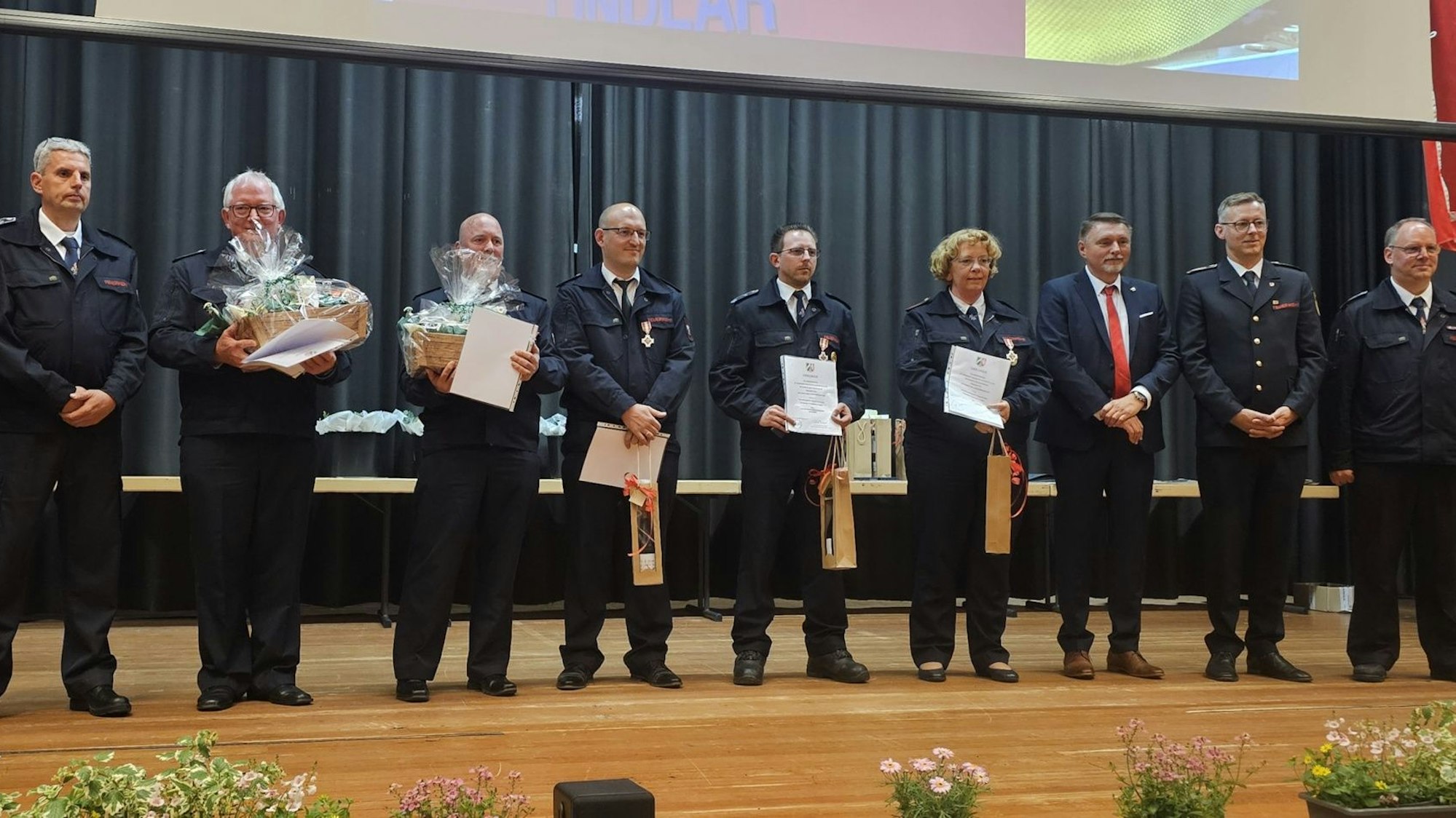 Auf der Jahresdienstbesprechung der Freiwilligen Feuerwehr Lindlar wurden auch die Jubilare für 25- und 50-jährige Mitgliedschaft geehrt.