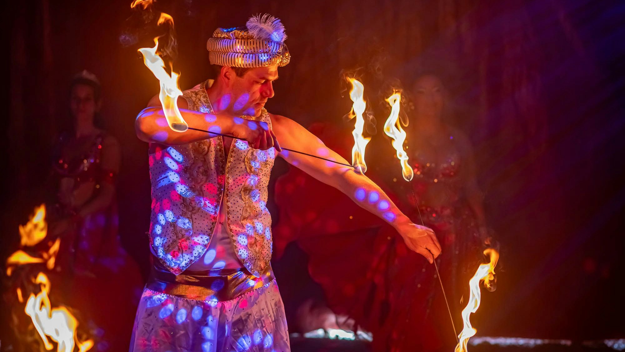 Ein Artist hantiert mit Fackeln.