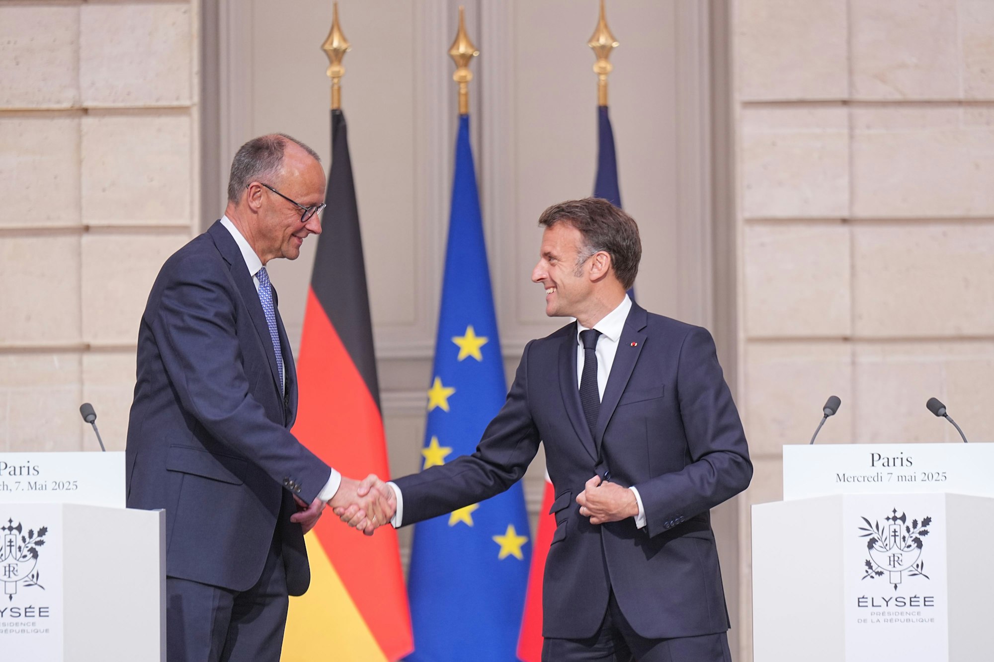 : Der französische Präsident Emmanuel Macron (r) gibt Bundeskanzler Friedrich Merz (CDU) die Hand nach einer Peressekonferenz in Paris.