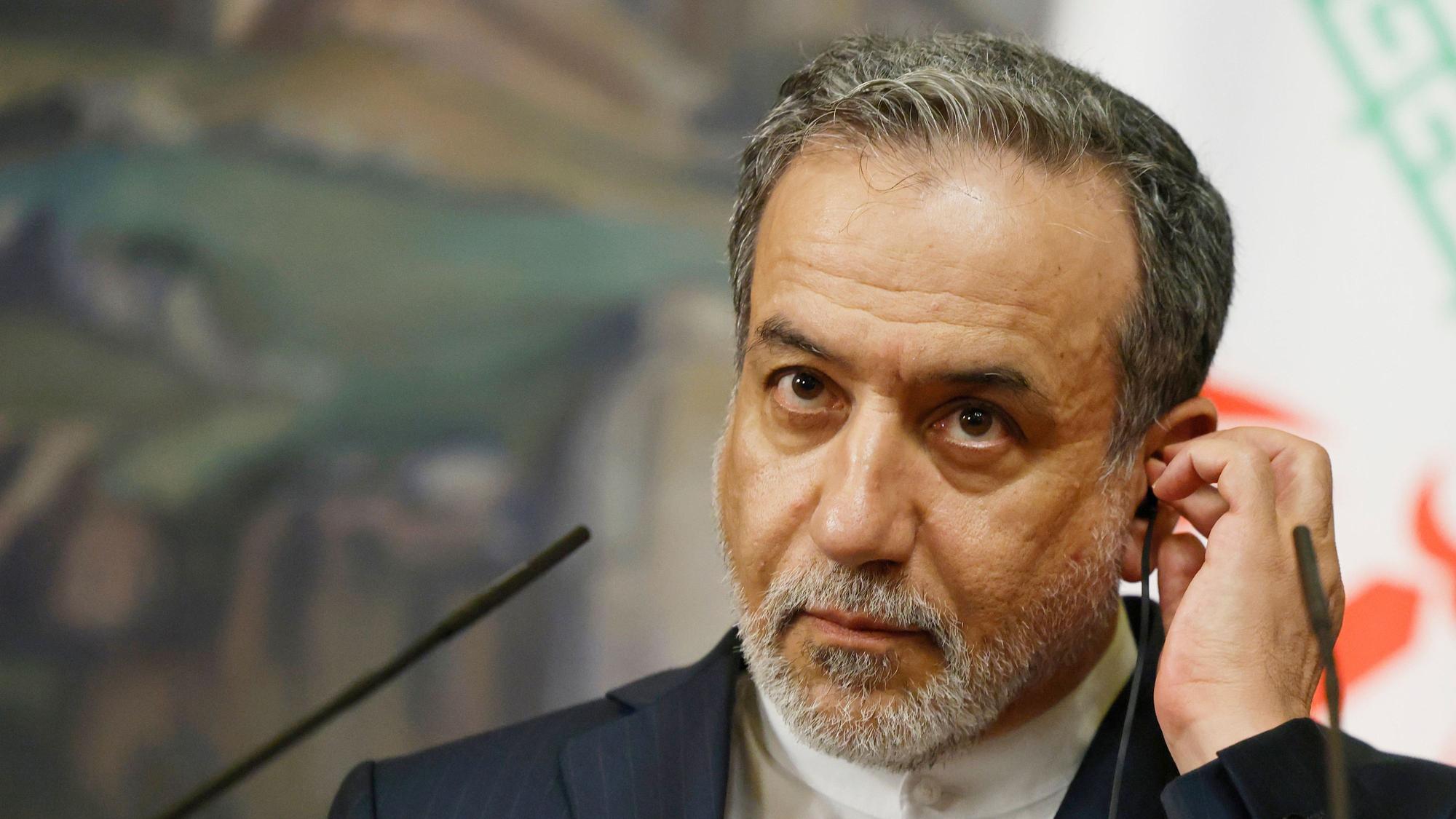 Irans Außenminister Abbas Araghtschi reagiert auf einer Pressekonferenz