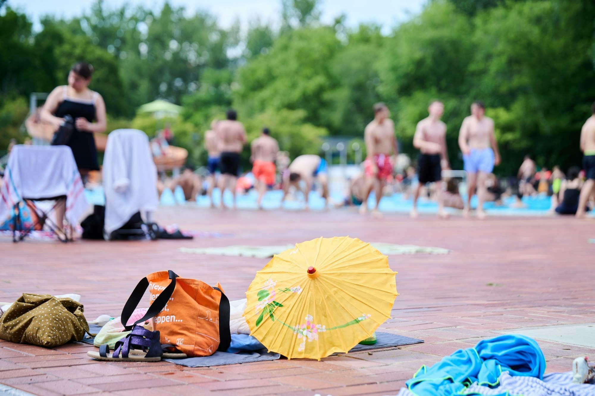 Wer seine Wertsachen im Freibad unbeaufsichtigt lässt, sollte wissen, dass die Hausratversicherung in der Regel nicht für einfache Diebstähle aufkommt.