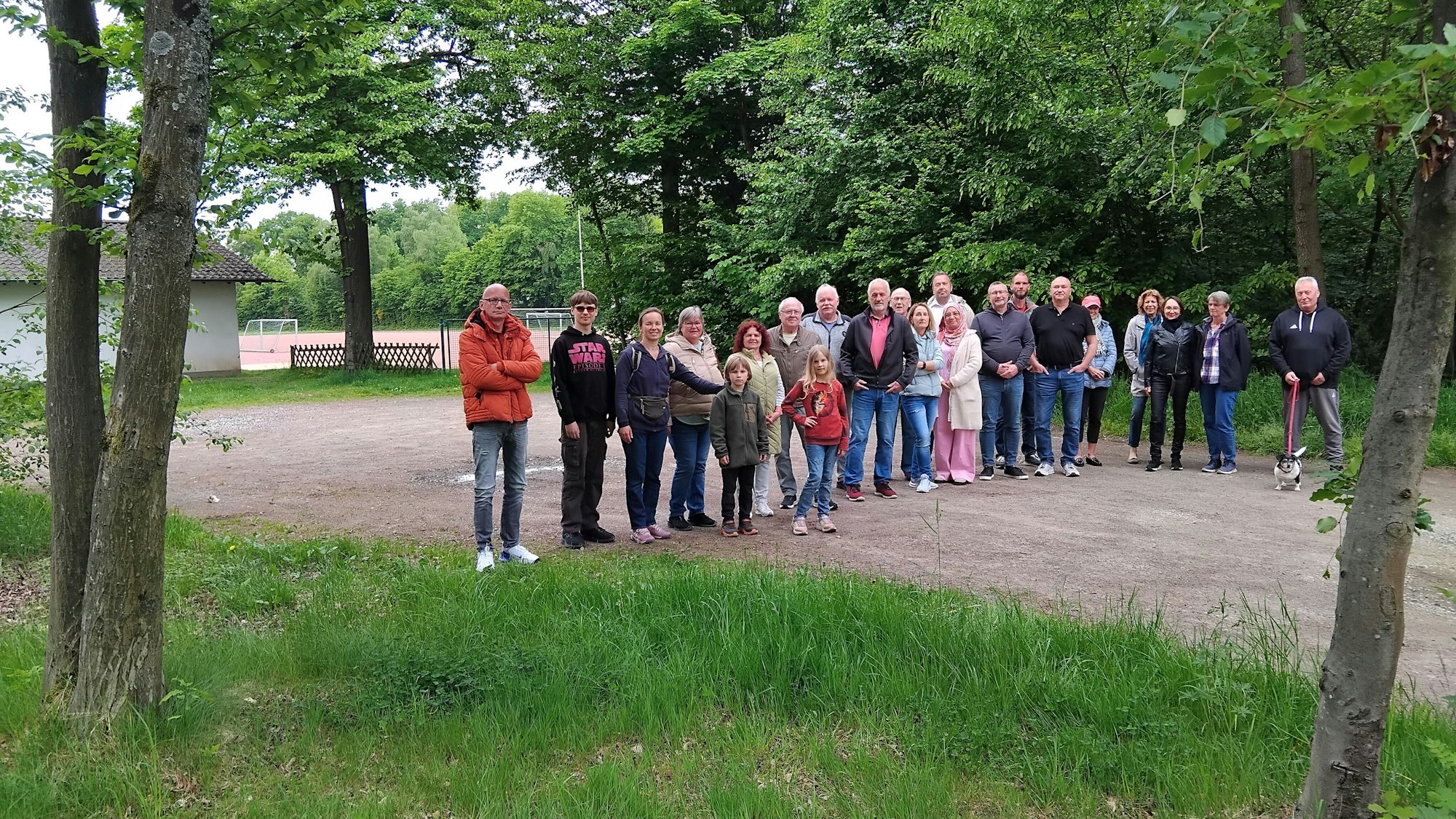 Protest gegen den Standort Höfferhof: Zu einer Bürgerinitiative haben sich mehrere hundert Anwohner zusammengeschlossen, ein Teil kam am Mittag zum Termin mit der Presse.