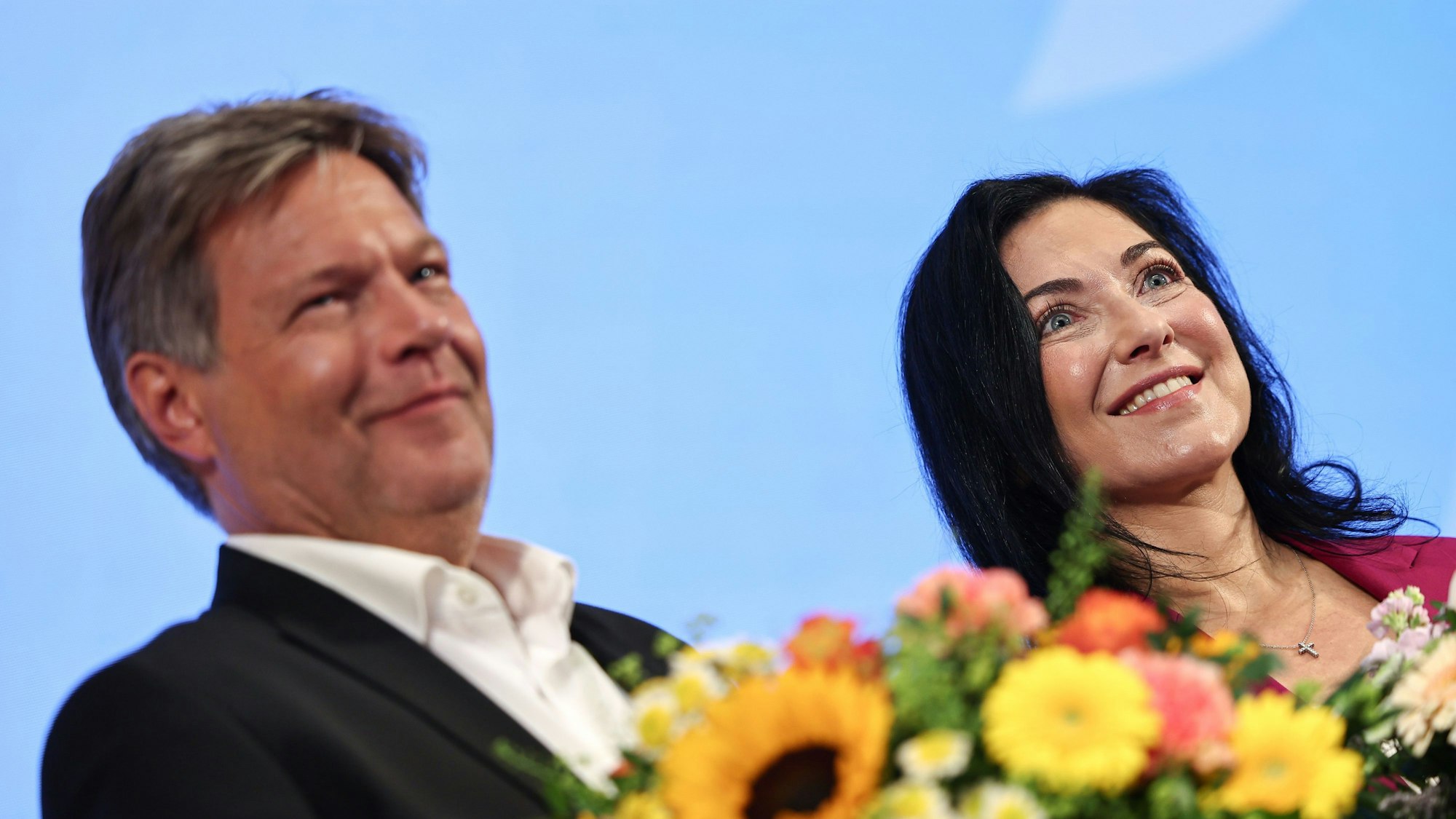 Robert Habeck (l, Bündnis 90/Die Grünen), ehemaliger Vizekanzler und Bundesminister für Wirtschaft und Klimaschutz, und Katherina Reiche (CDU), Bundesministerin für Wirtschaft und Energie, stehen mit Blumen auf der Bühne im Bundeswirtschaftsministerium.