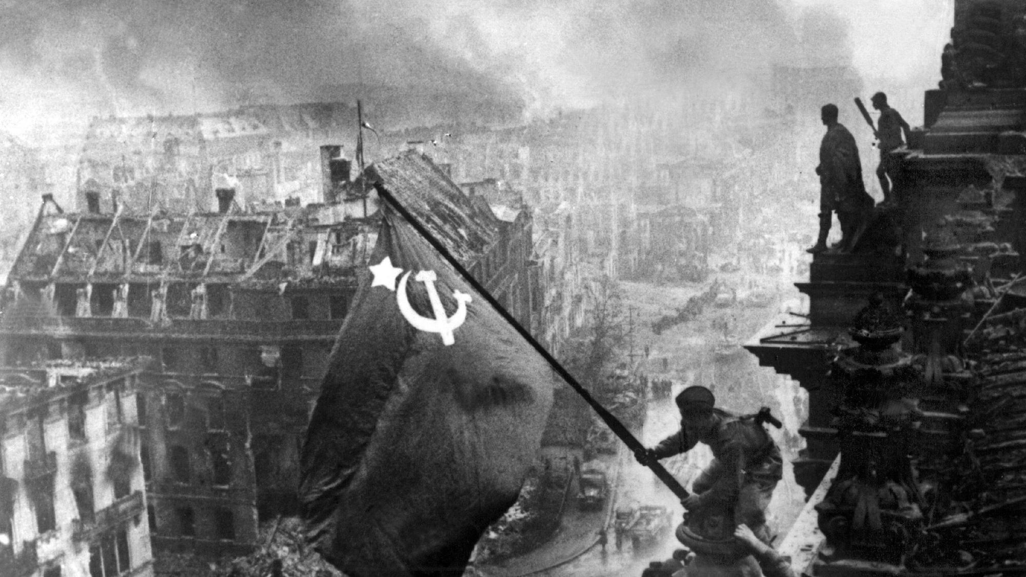 Der sowjetische Soldat Militon Kantarija, ein Georgier, hisst die sowjetische Flagge auf dem Berliner Reichstag: Das Foto von Michail Minin steht symbolisch für das Kriegsende 1945. Entstanden ist es bereits am 2. Mai, sechs Tage vor der deutschen Kapitulation.