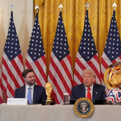 06.05.2025, USA, Washington: US-Präsident Donald Trump (M) spricht während einer Sitzung der FIFA-Task Force im East Room des Weißen Hauses während US_Vizepräsident JD Vance und FIFA-Präsident Gianni Infantino (r) zuhören. Foto: Mark Schiefelbein/AP/dpa +++ dpa-Bildfunk +++