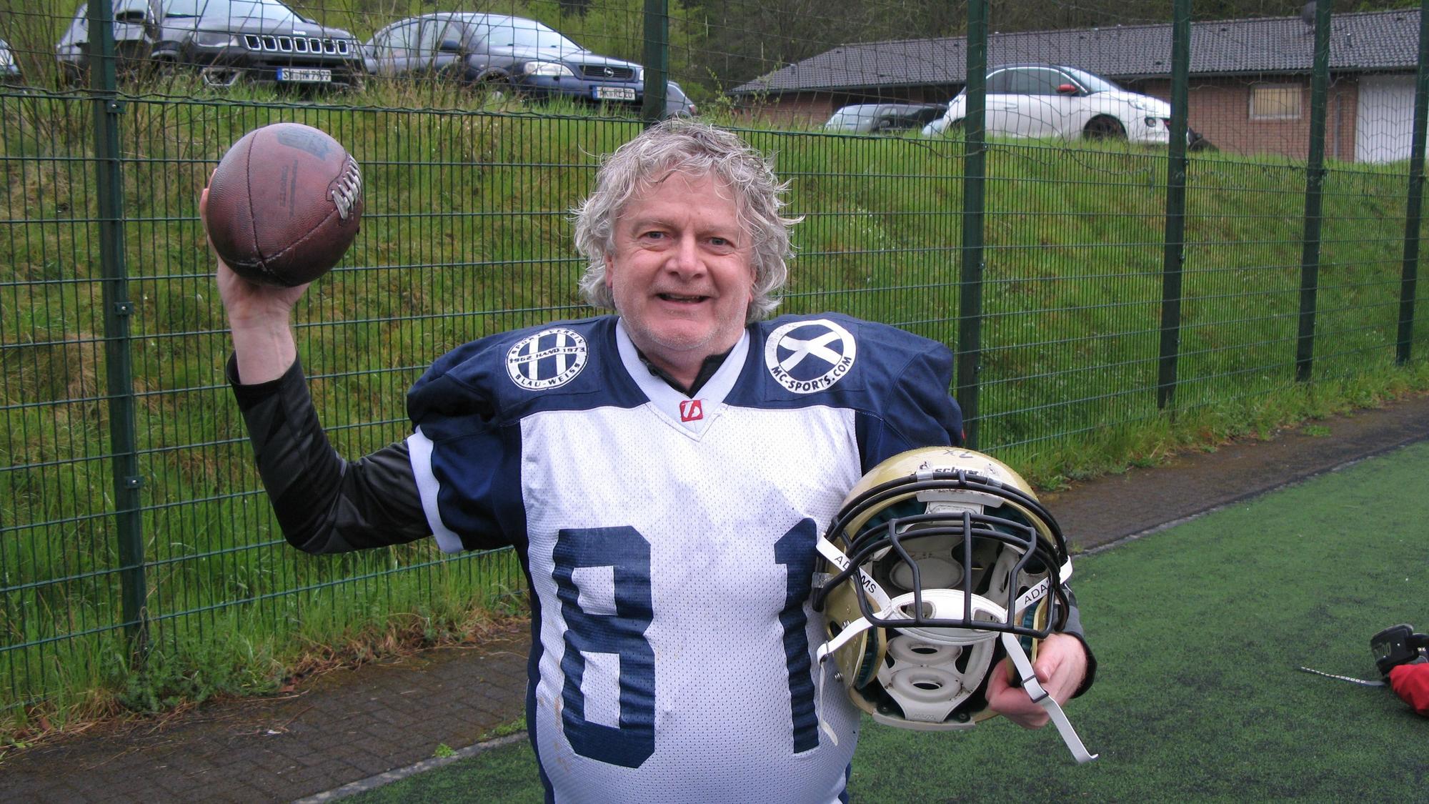 Öfter mal die Sportart wechseln: Zeitungsreporter Klaus Heuschötter probiert es mit American Football.