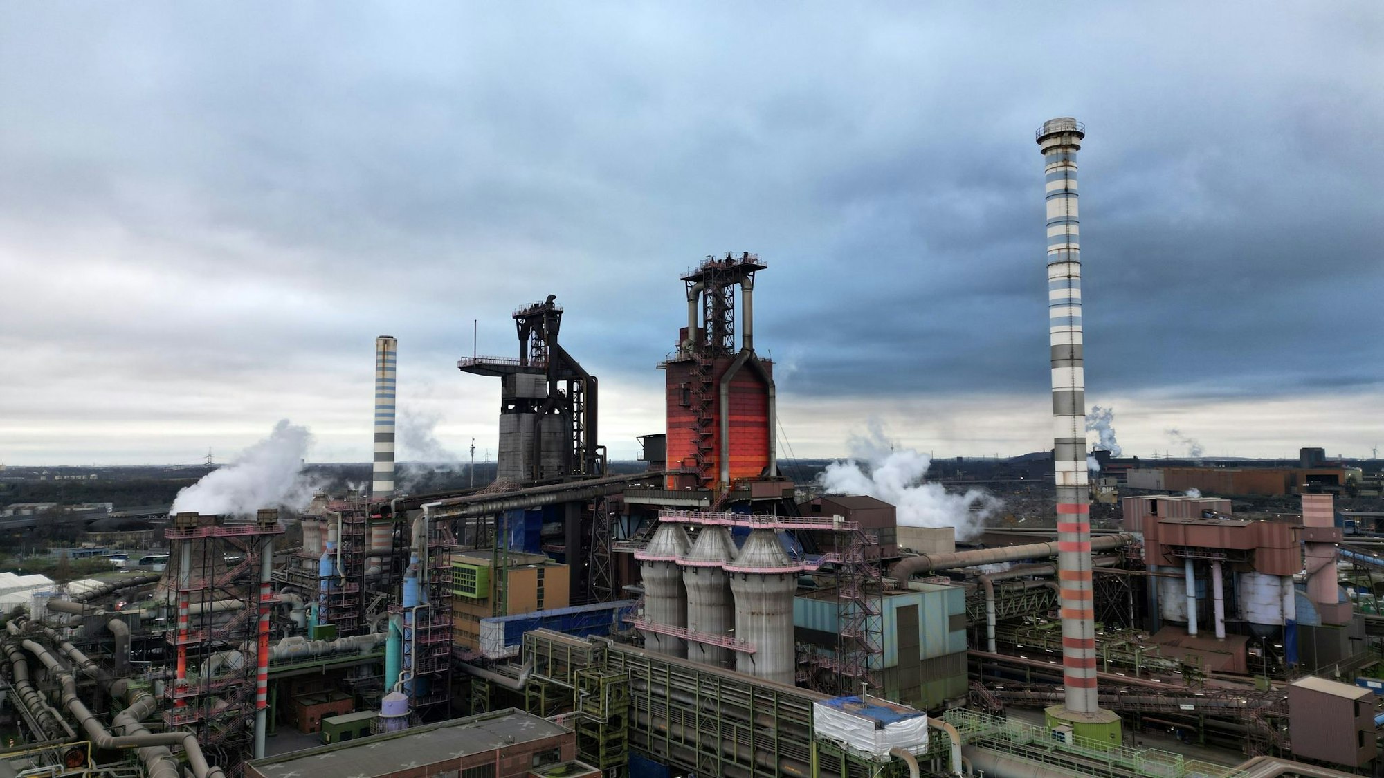 Hochöfen stehen auf dem Werksgelände von Thyssenkrupp Steel in Duisburg - das Unternehmen ringt um eine wirtschaftlich tragfähige Zukunft.