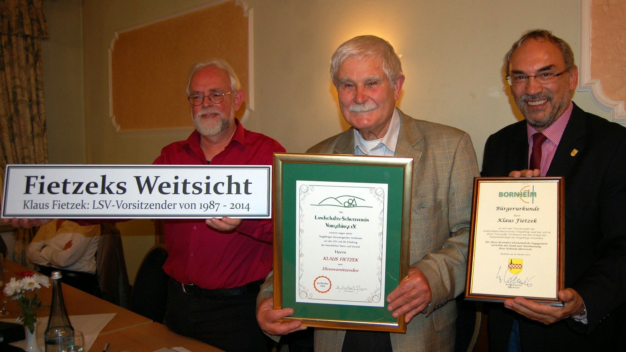 2014 gab Klaus Fietzek (Mitte) den Vorsitz als LSV-Vorsitzender ab. Ihn ehrten im Vereinslokal ‚Zur gemütlichen Ecke‘ in Roisdorf sein Nacholger Michael Pacyna (links) und der damalige Bürgermeister Wolfgang Henseler (rechts).