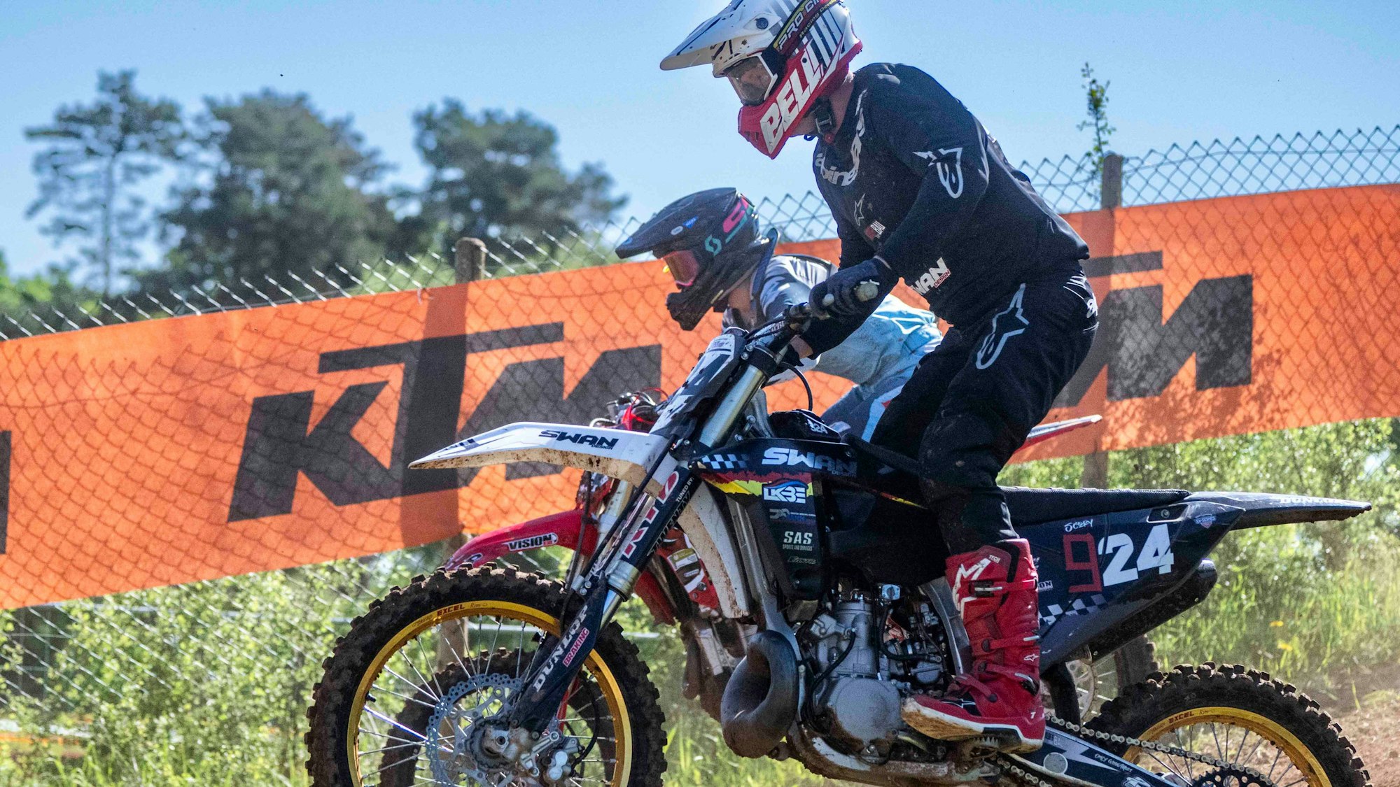 Das Bild zeigt Florian Scory und einen Konkurrenten, die nebeneinander fahren.