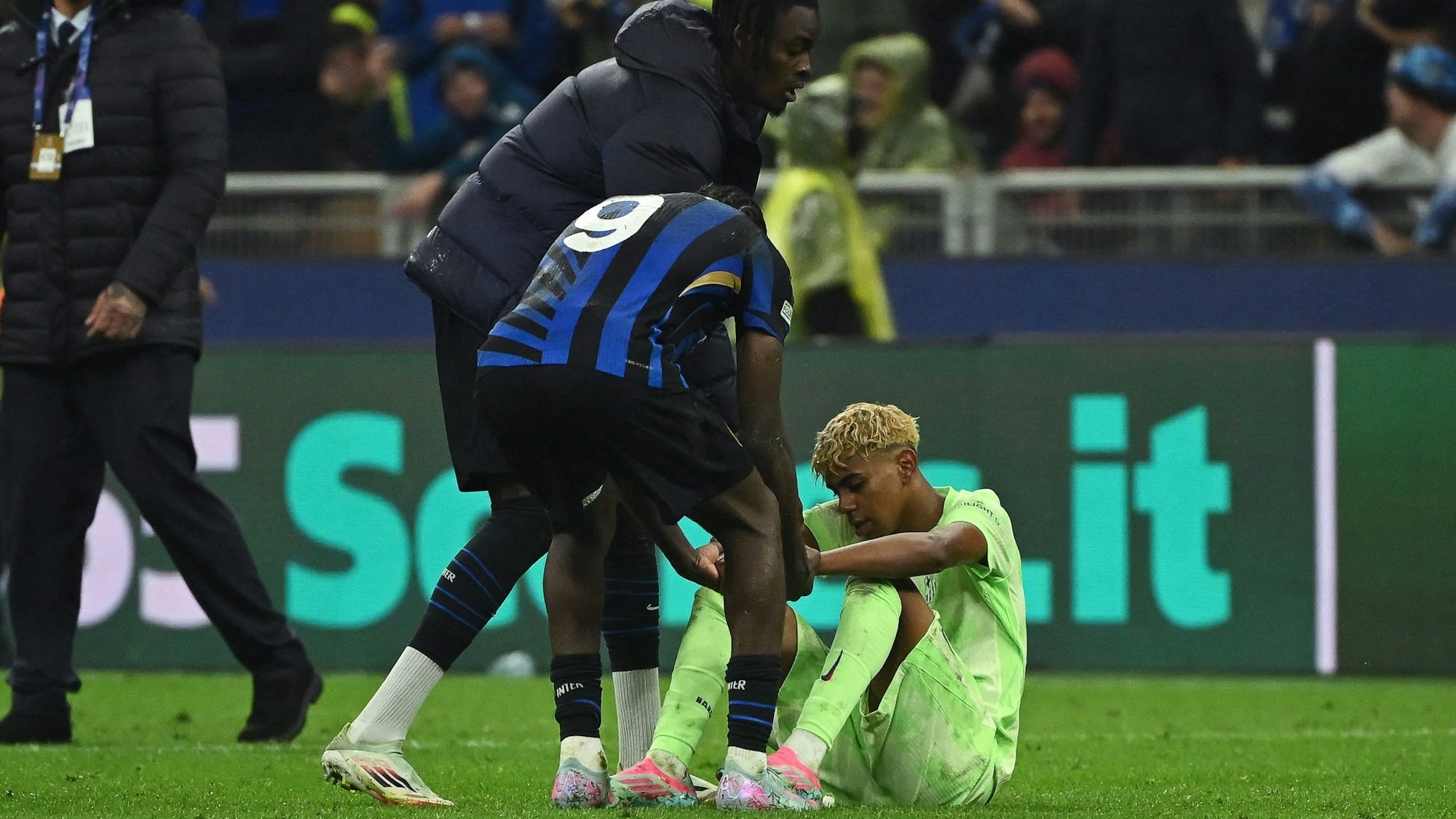 Inter Milan's French forward #09 Marcus Thuram (C) comforts Barcelona's Spanish forward #19 Lamine Yamal (R) after Inter Milan won the UEFA Champions League semi-final second leg football match between Inter Milan and FC Barcelona at the San Siro stadium in Milan on May 6, 2025. (Photo by PIERO CRUCIATTI / AFP)