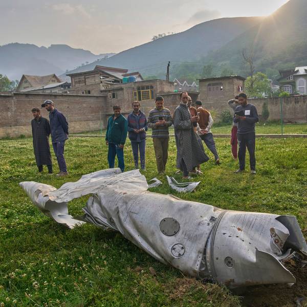 07.05.2025, Indien, Pompore: Trümmerteile, die wie Teile eines Flugzeugs aussehen, liegen hinter einem Haus in Pampore im Bezirk Pulwama im indisch kontrollierten Kaschmir. Foto: Dar Yasin/AP/dpa +++ dpa-Bildfunk +++