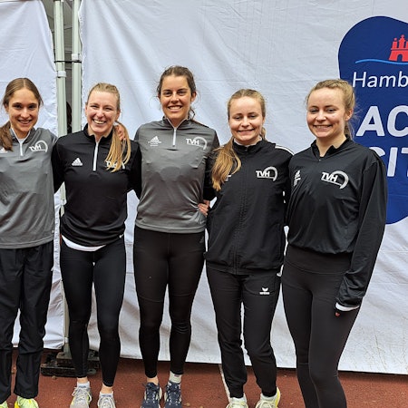 Die Sportlerinnen des TV Herkenrath stehen nach dem Event nebeneinander