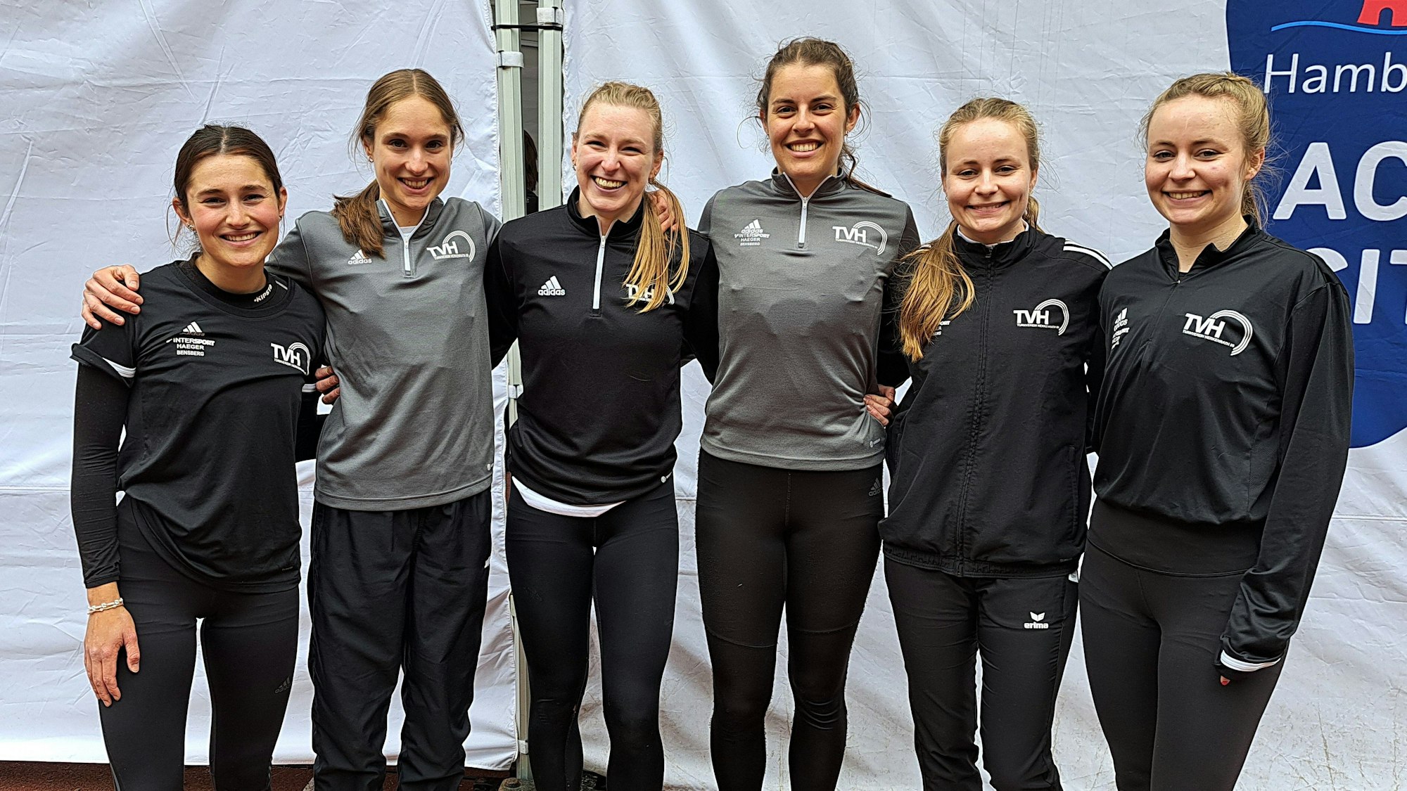 Sechs Sportlerinnen des TV Herkenrath stehen nebeneinander zum Gruppenbild.