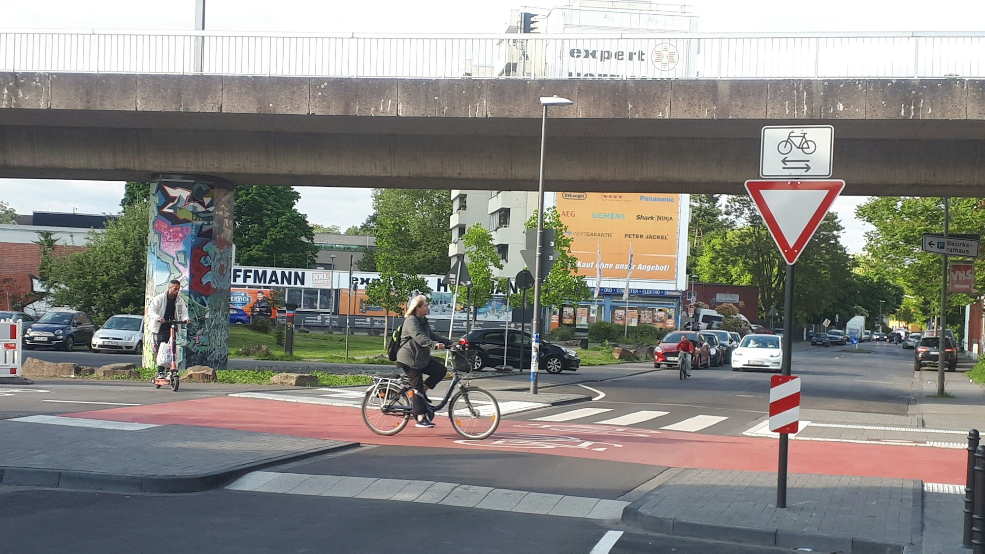 Blick auf die neue Überquerungsstelle für den Fuß- und Radverkehr am Niehler Kirchweg.