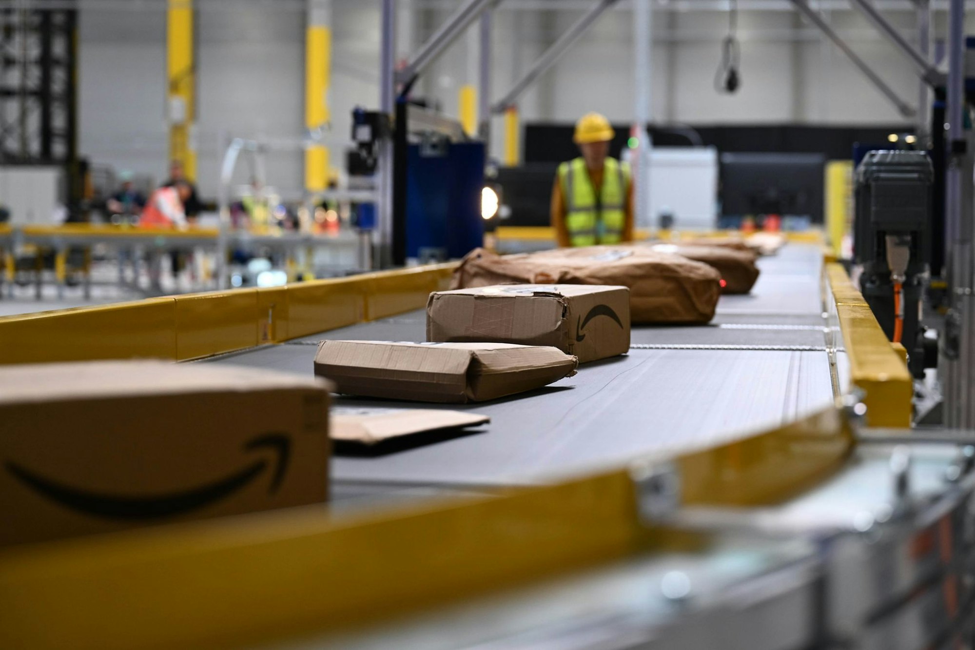 In dem Dortmunder Innovationszentrum erprobt Amazon, wie Pakete besonders schnell und effizient sortiert und weiterverschickt werden können.