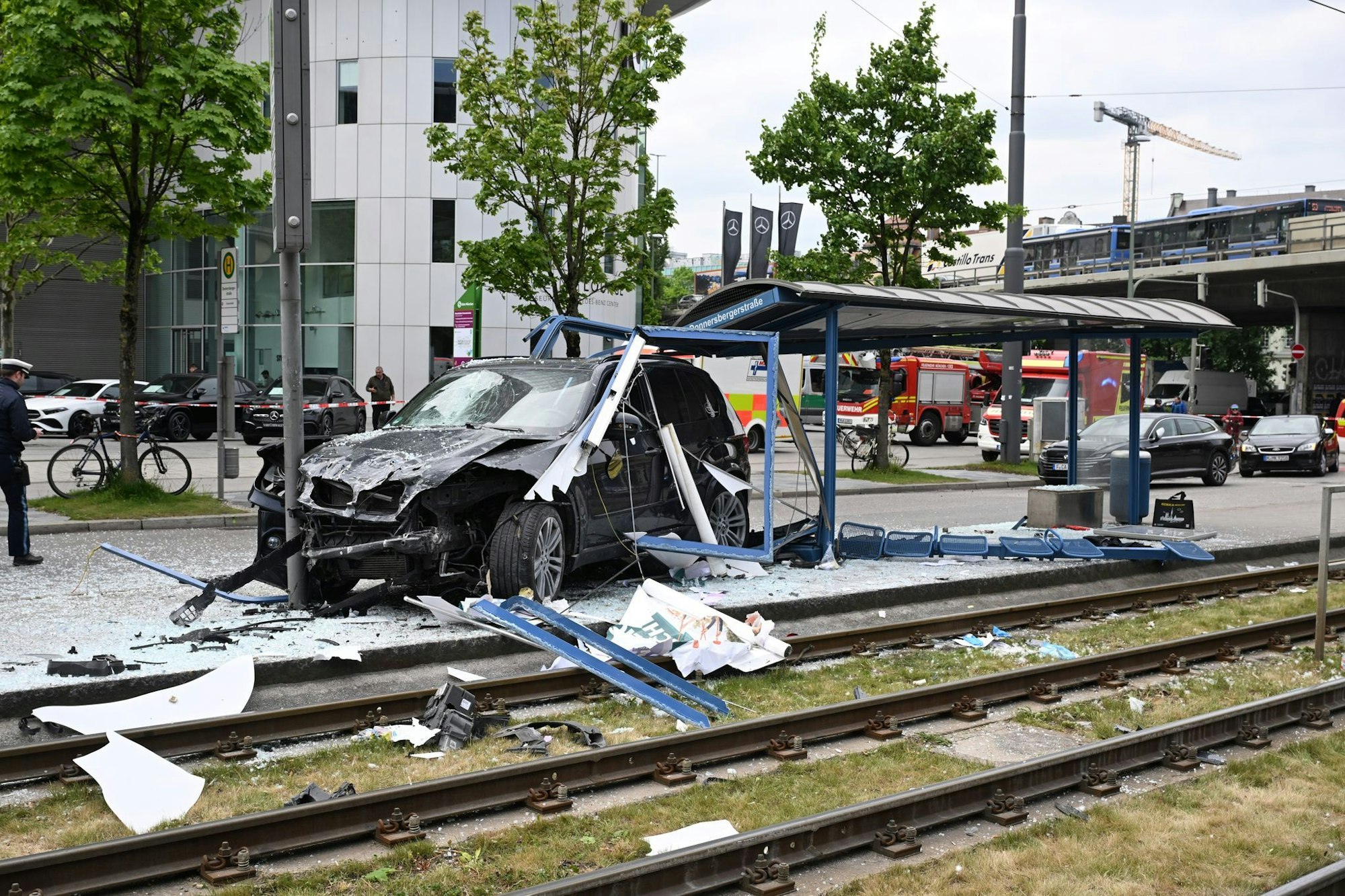 Das Auto fuhr in ein Haltestellenhäuschen nahe der Donnersbergerbrücke.