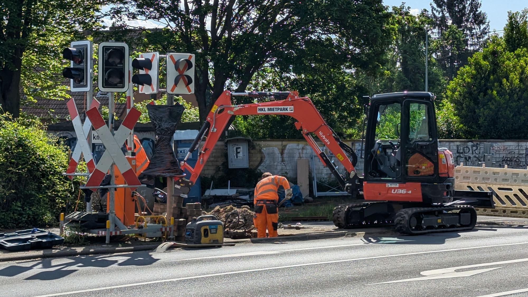 Das Foto zeigt die Baustelle am Bahnübergang.