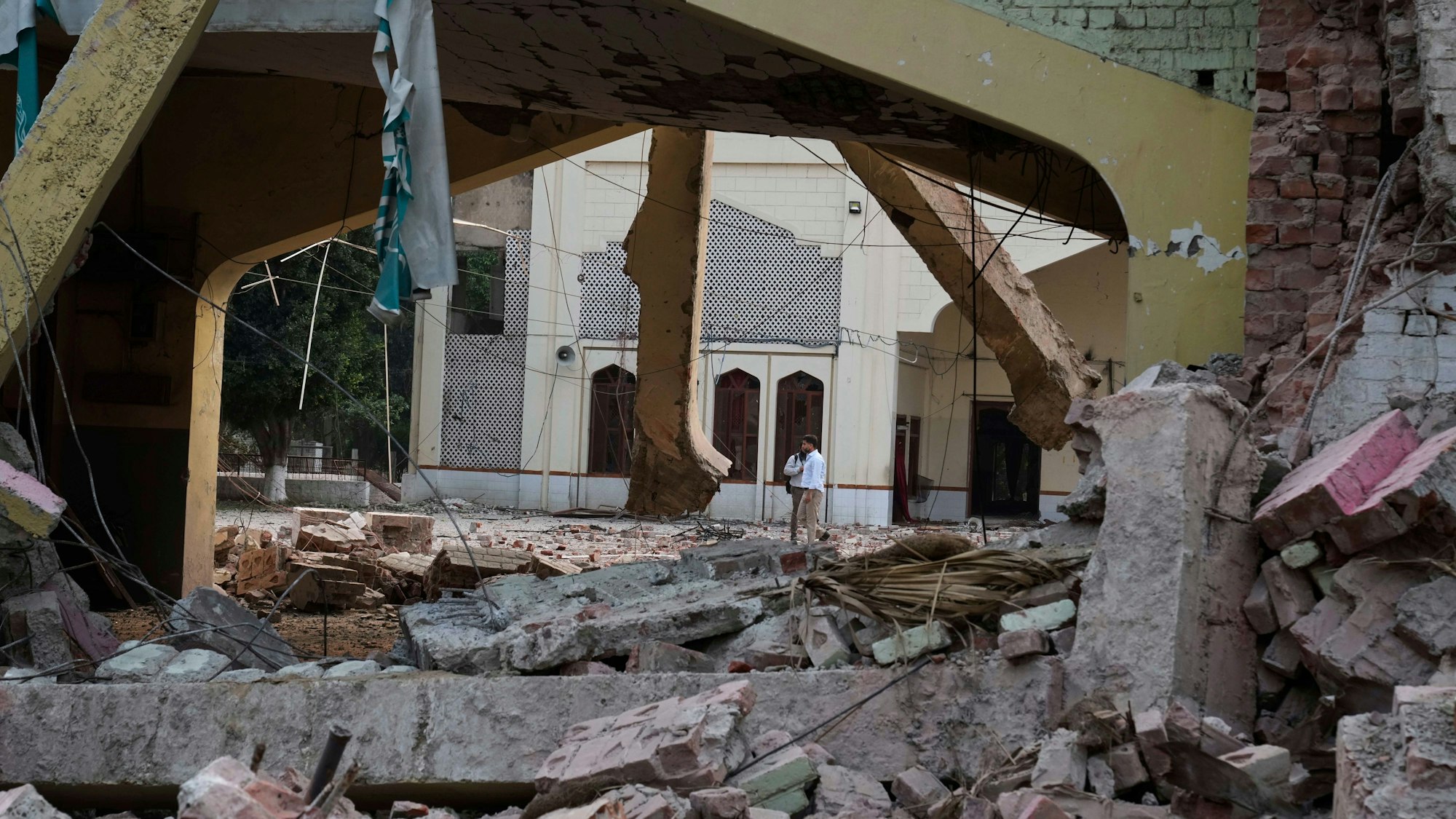 akistan, Muridke: Ein Medienvertreter geht durch die Trümmer einer Moschee, die durch einen indischen Raketenangriff beschädigt wurde, in Muridke, einer Stadt in der pakistanischen Provinz Punjab.