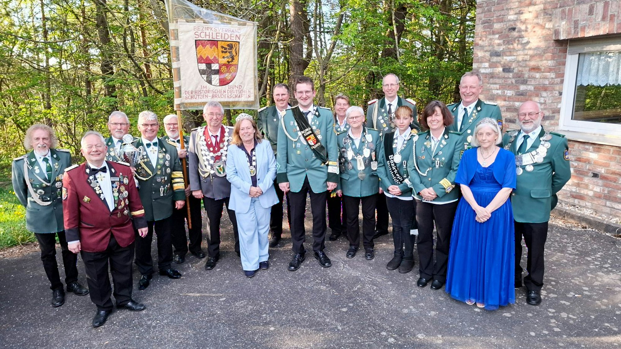 Die Preisträger des Bezirkskönigsschießen präsentieren sich vor der Schießanlage in Keldenich.