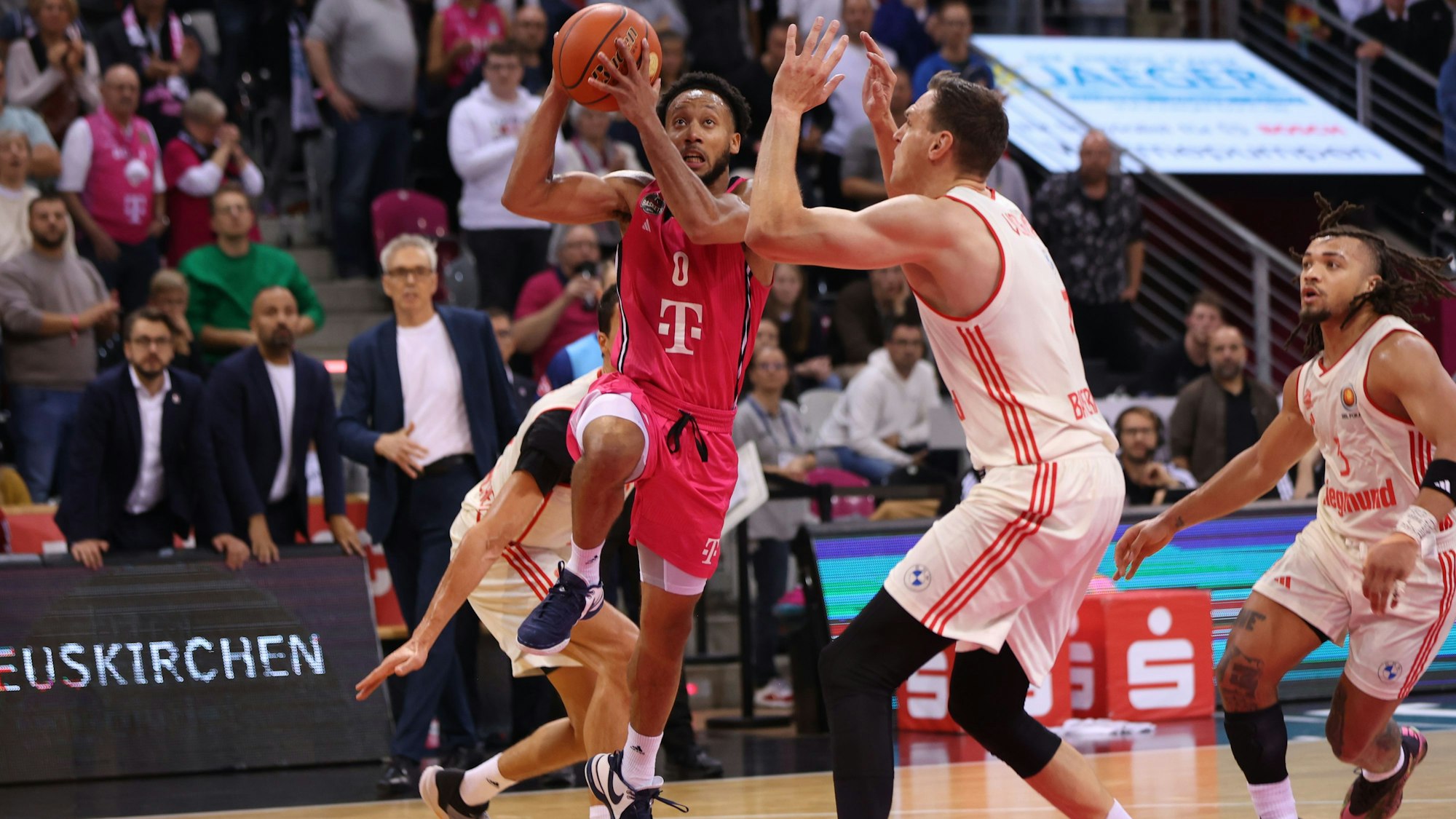 Im Pokal schieden die Baskets und Darius McGhee (l.) gegen die Bayern und Johannes Voigtmann aus.