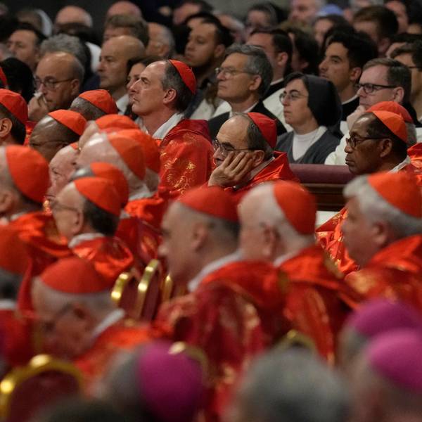 Kardinäle mit roten Beretta-Hüten nehmen an der Abschlussmesse der Kardinäle im Petersdom vor dem Konklave zur Wahl eines neuen Papstes teil.