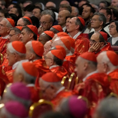 Kardinäle mit roten Beretta-Hüten nehmen an der Abschlussmesse der Kardinäle im Petersdom vor dem Konklave zur Wahl eines neuen Papstes teil.