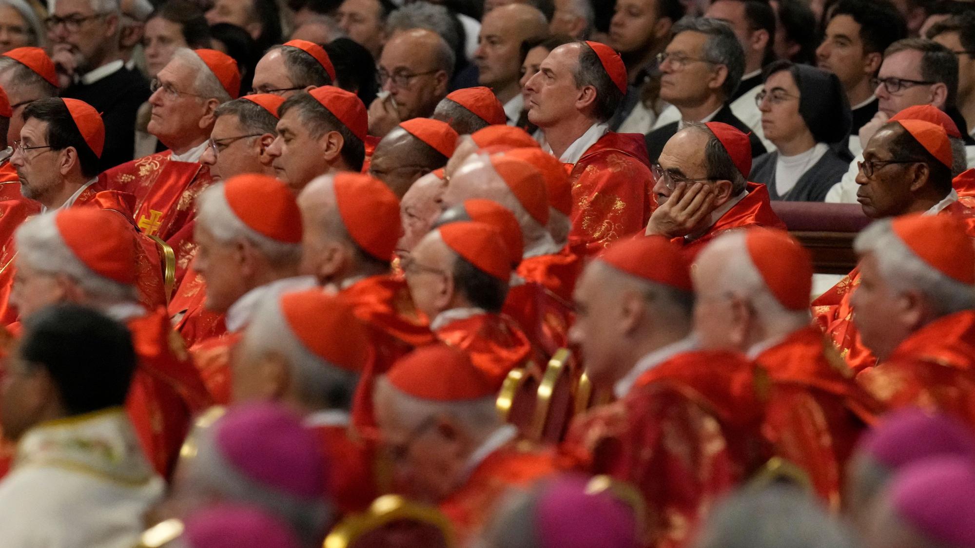 Kardinäle mit roten Beretta-Hüten nehmen an der Abschlussmesse der Kardinäle im Petersdom vor dem Konklave zur Wahl eines neuen Papstes teil.