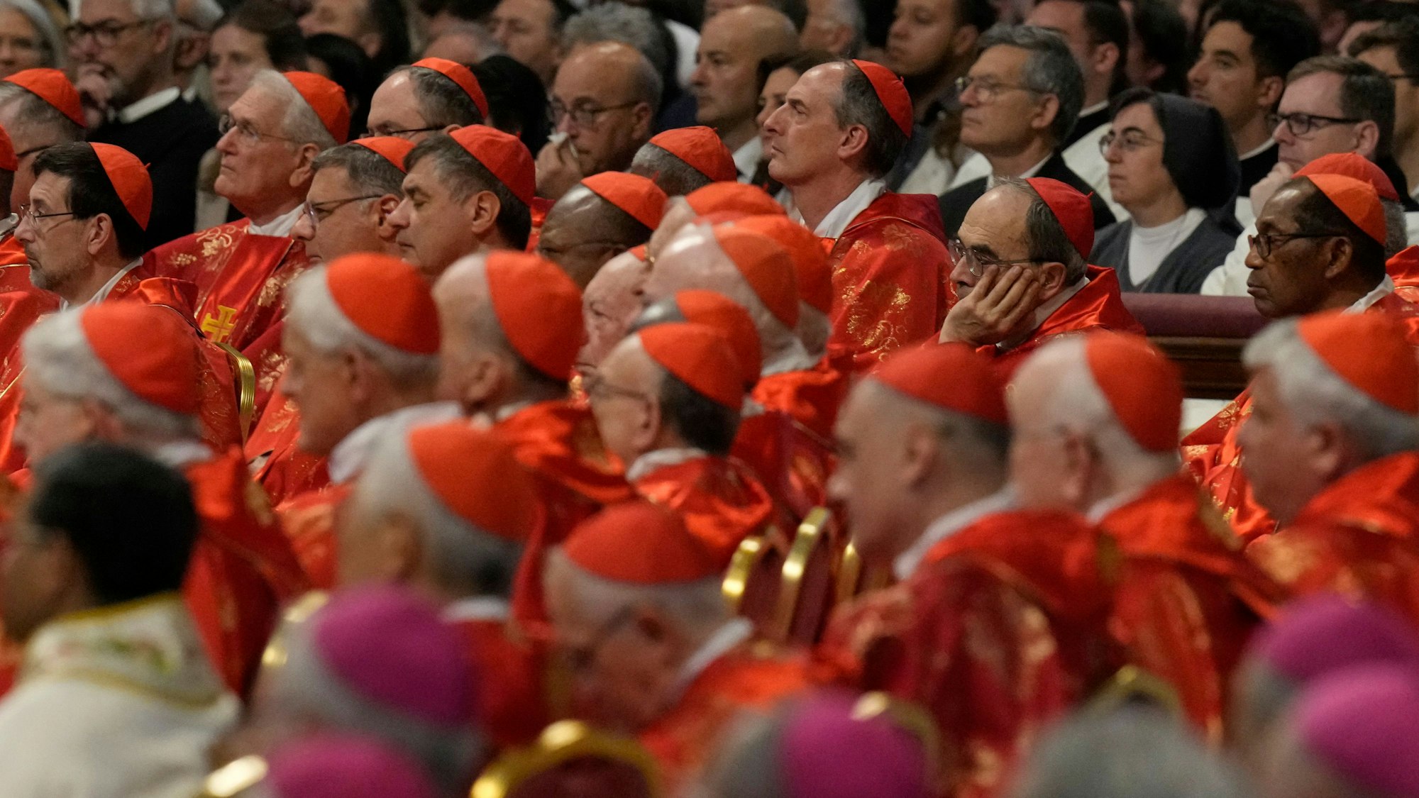 Kardinäle mit roten Beretta-Hüten nehmen an der Abschlussmesse der Kardinäle im Petersdom vor dem Konklave zur Wahl eines neuen Papstes teil.