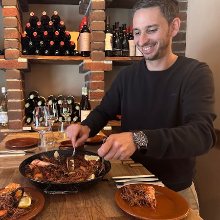 Das Restaurant Tapeña in Siegburg, Andrés Da Costa serviert eine Fidueá.