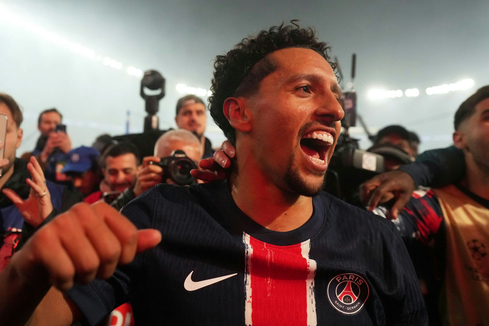 PSG-Kapitän Marquinhos jubelt mit den Fans.