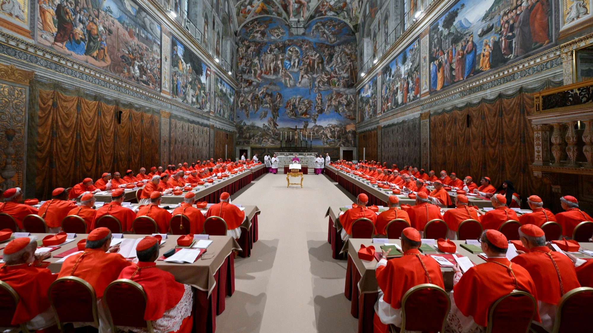Kardinäle in der Sixtinischen Kapelle im Vatikan zu Beginn des Konklaves