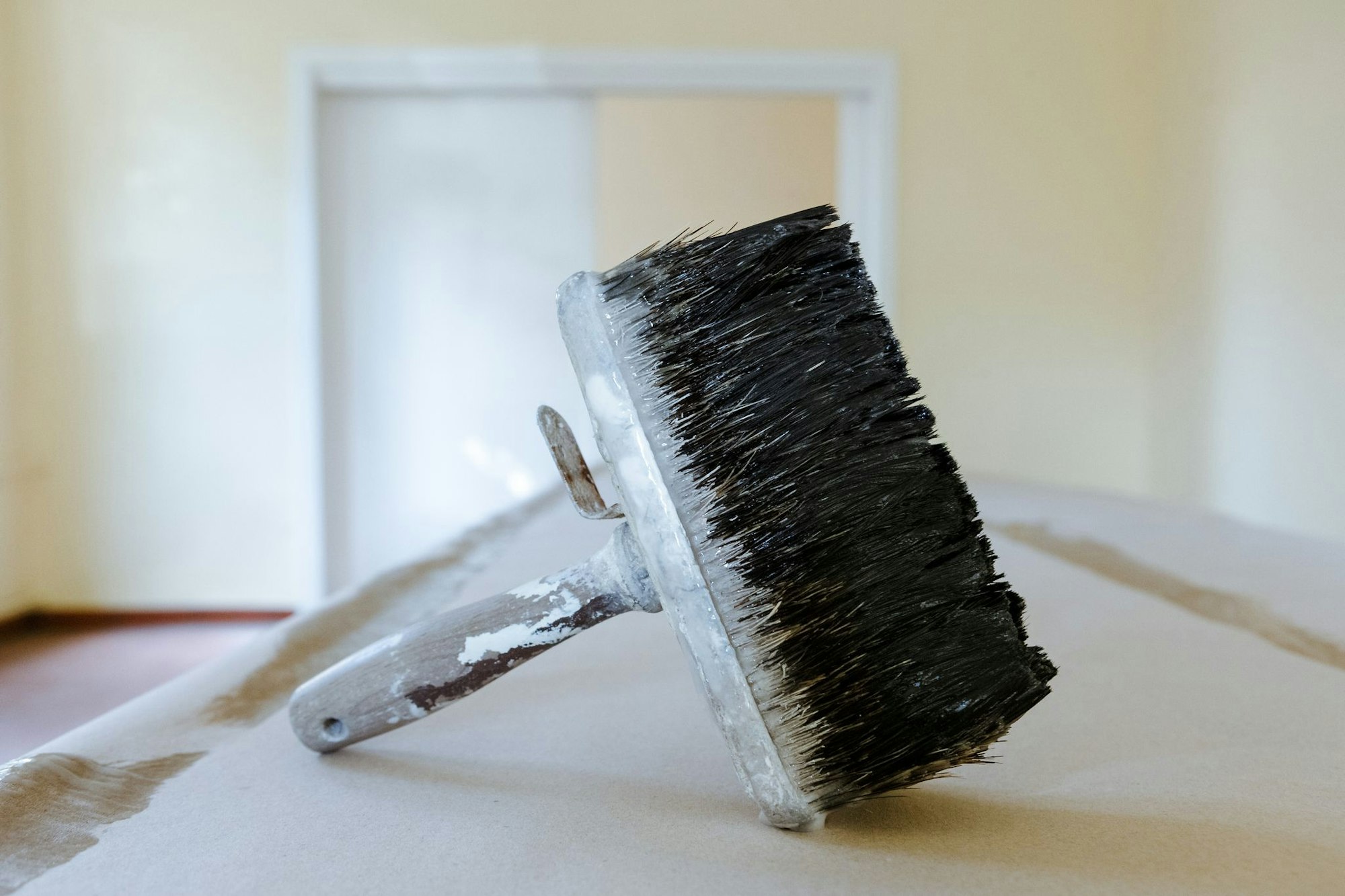Beim Tapezieren von Strukturtapeten immer sorgfältig arbeiten und am besten die Wand, nicht die Tapete einkleistern.