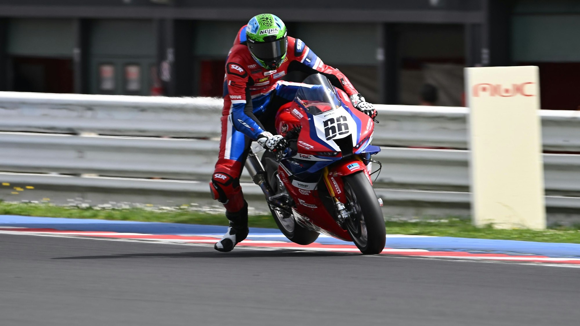 Zum Einlenken in die Kurve hat Florian Alt den rechten Fuß von der Fußraste genommen.