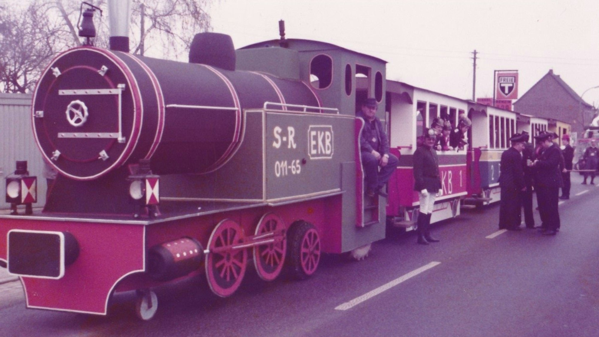 Zu sehen ist der Nachbau einer Eisenbahn als Karnevalswagen.