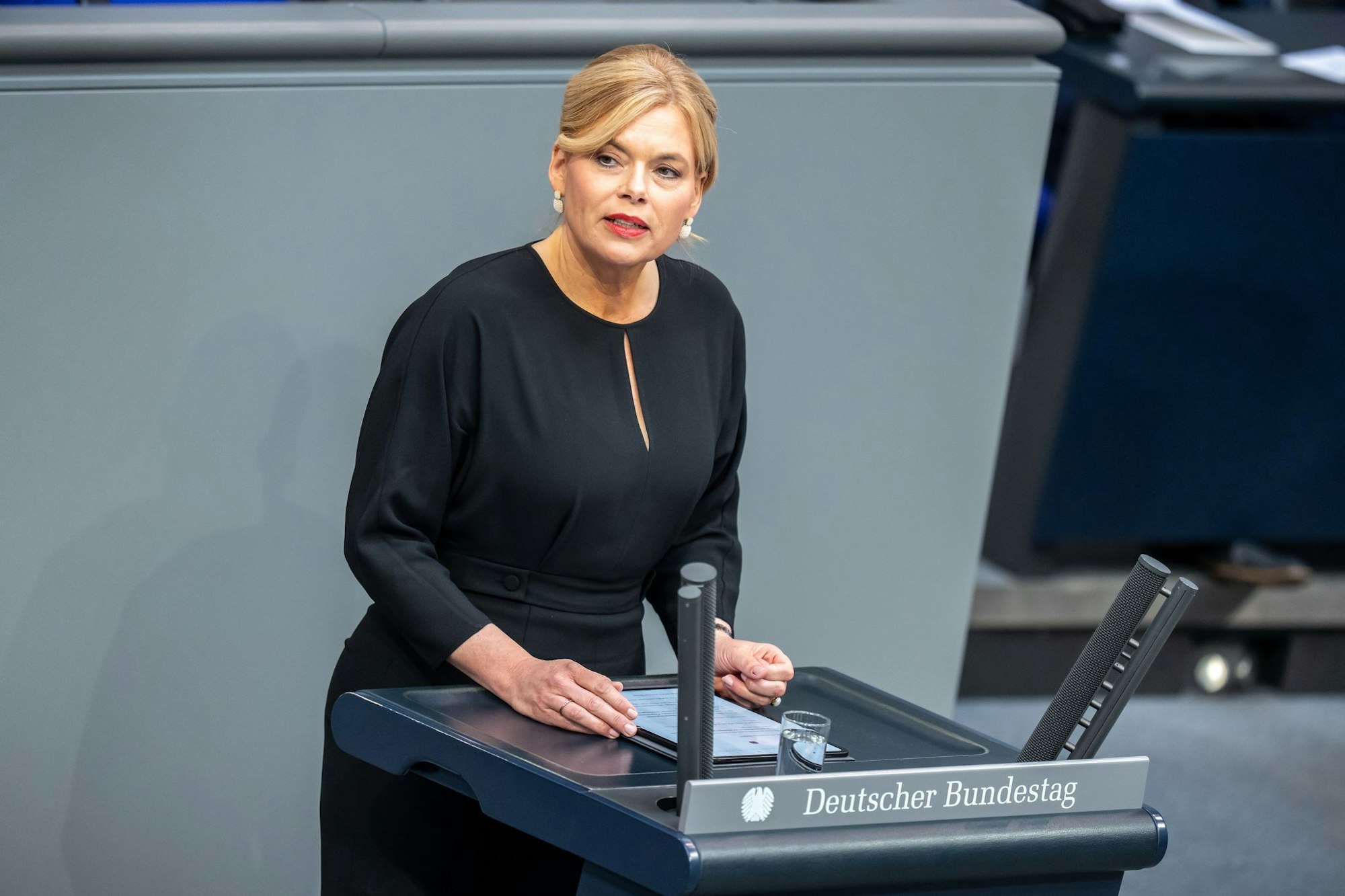 Bundestagspräsidentin Klöckner eröffnet die Gedenkstunde des Bundestags.
