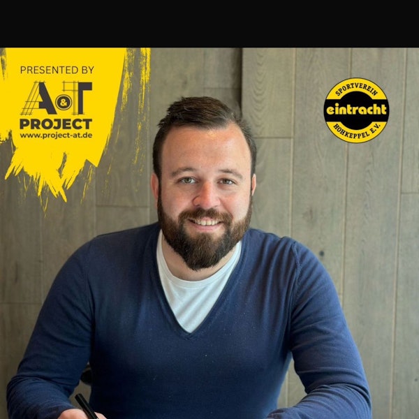 Pablo Gonzalez-Huerta lächelt in die Kamera.