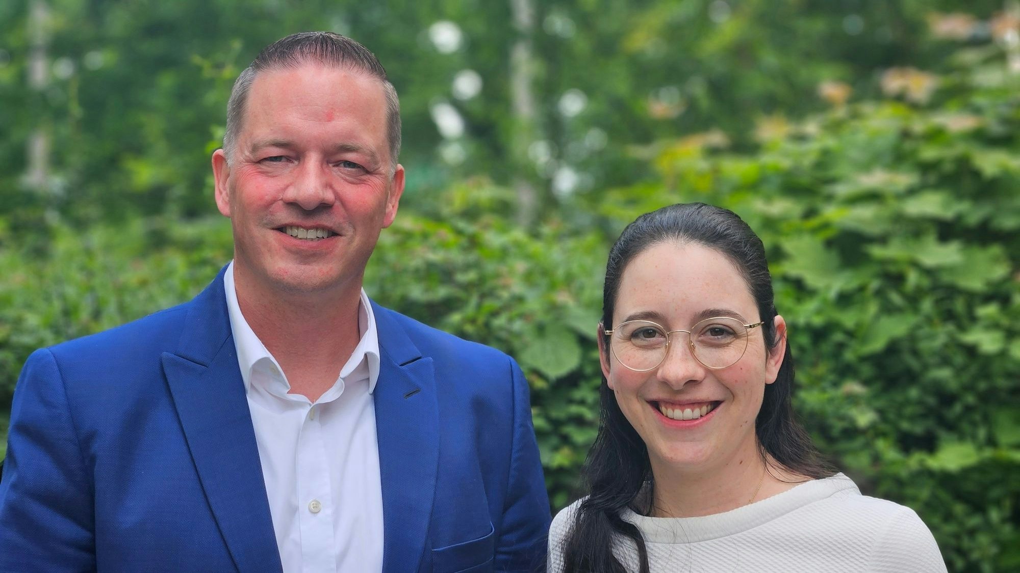 Zu sehen sind CDU-Kreistagsfraktionsvorsitzender Gregor Golland und die Kreisparteivorsitzende Romina Plonsker.