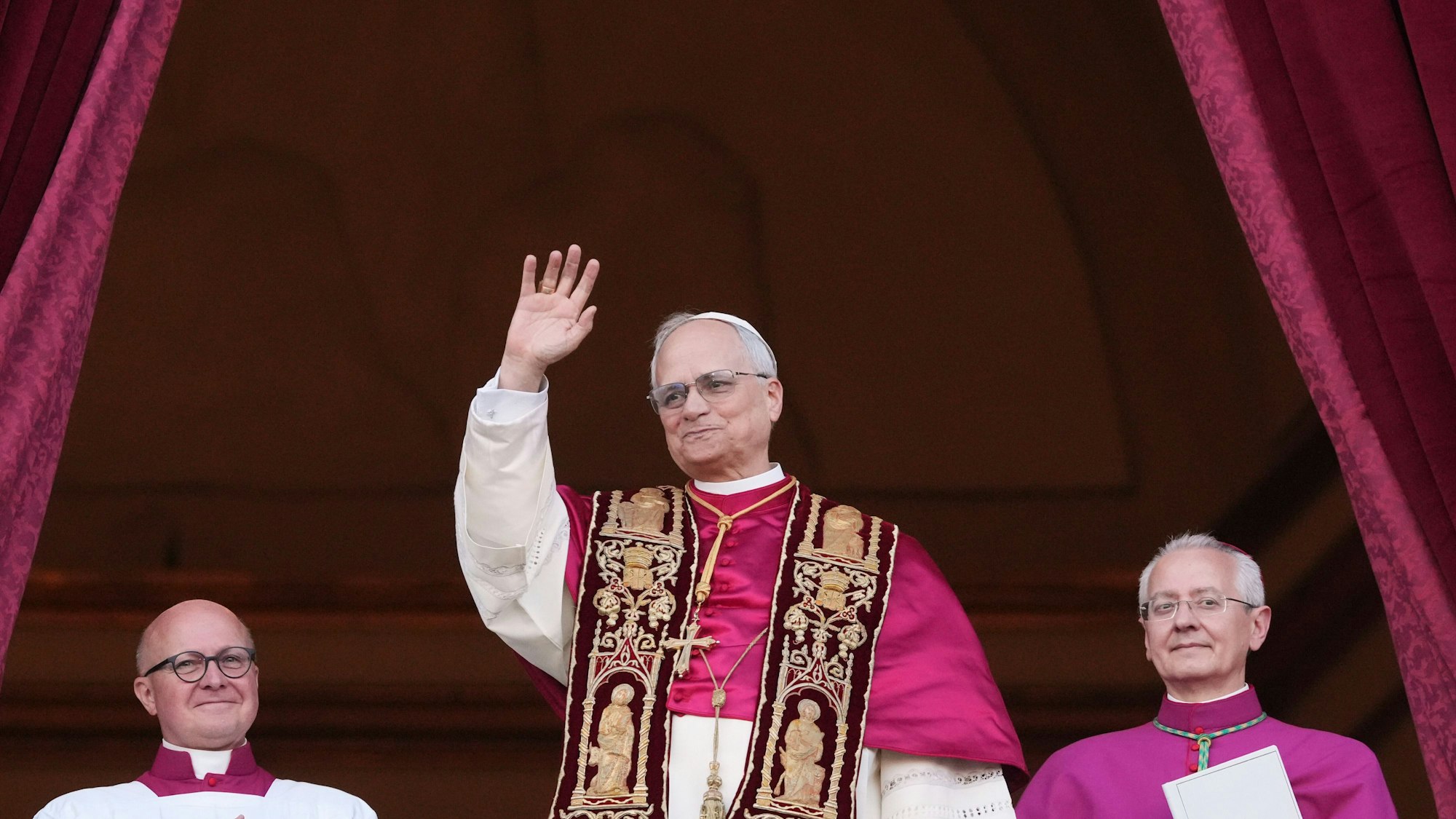 Vatikanstadt: Der neu gewählte Papst Leo XIV., der US-Amerikaner Robert Prevost, winkt nach dem Konklave auf dem Balkon des Petersdoms im Vatikan.