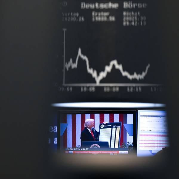 US-Präsident Trump ist auf einem Bildschirm auf dem Parkett der Frankfurter Wertpapierbörse vor der Anzeigetafel mit der Dax-Kurve zu sehen. Foto: Arne Dedert/dpa
