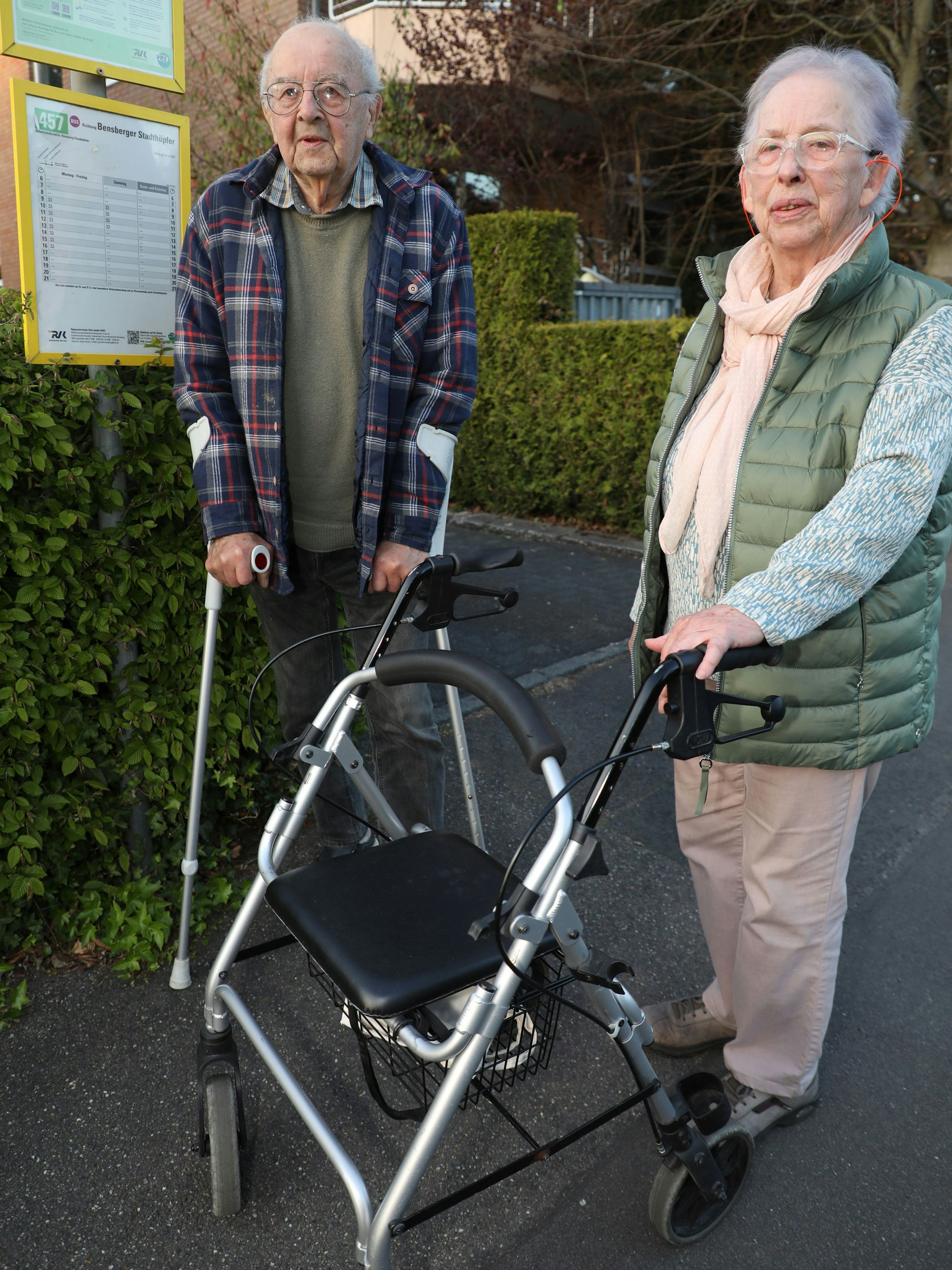 Martina (87) und Manfred (89) Reuscher stehen an einer Haltestelle des Quartiersbusses „Bensberger Stadthüpfer“.