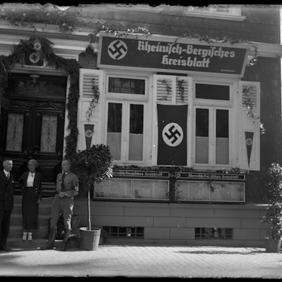 Das Foto zeigt das Büro des Rheinisch-Bergischen Kreisblatts an der Gaulstraße 3 in Wipperfürth, an dem viele Hakenkreuze prangen.