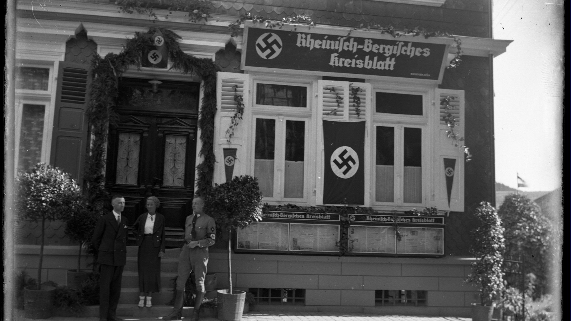 Das Foto zeigt das Büro des Rheinisch-Bergischen Kreisblatts an der Gaulstraße 3 in Wipperfürth, an dem viele Hakenkreuze prangen.