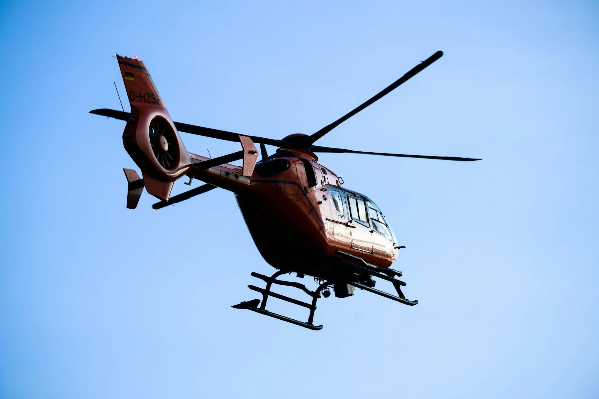 Ein Helikopter fliegt die schwer verletzte 14-Jährige nach ihrem Sturz in eine Klinik. (Symbolbild)