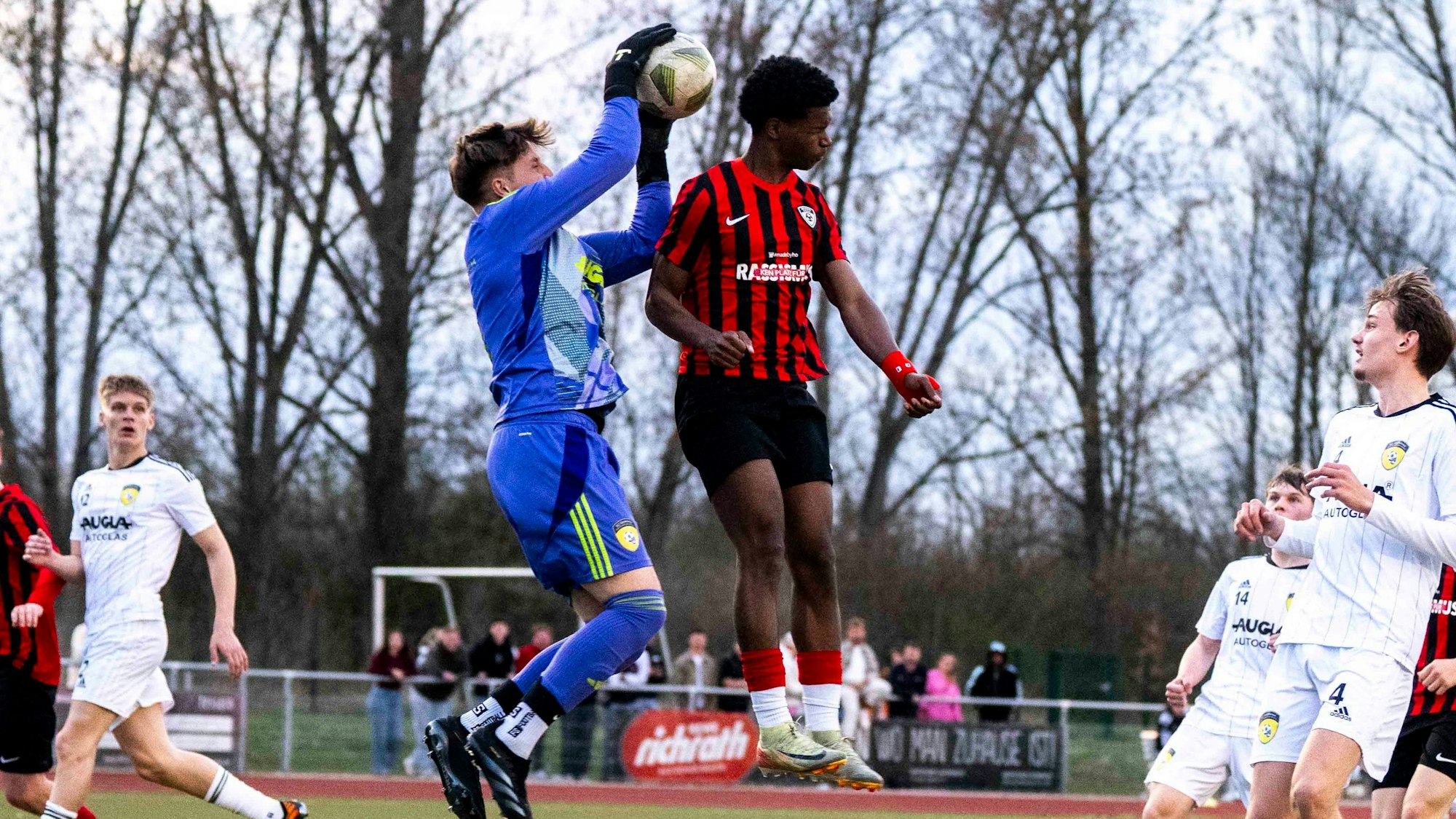 Erftstadts Torhüter Justus Kriese sichert den Ball nach einem Freistoß vor Mamadou Diaby,