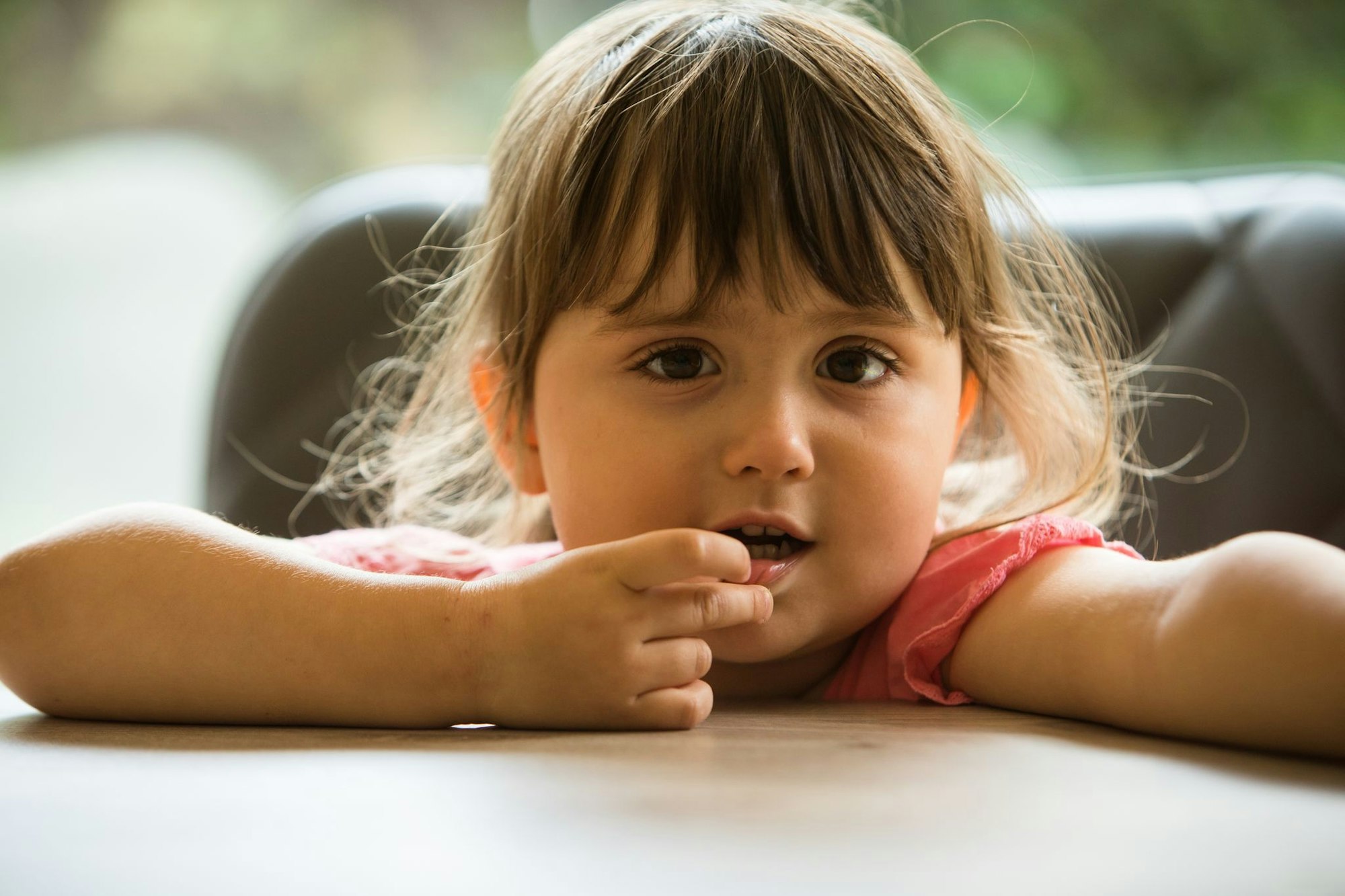 Kleine Kinder sind neugierig und erkunden ihre Umgebung mit allen Sinnen. Dazu gehört auch, Gegenstände in den Mund zu nehmen.