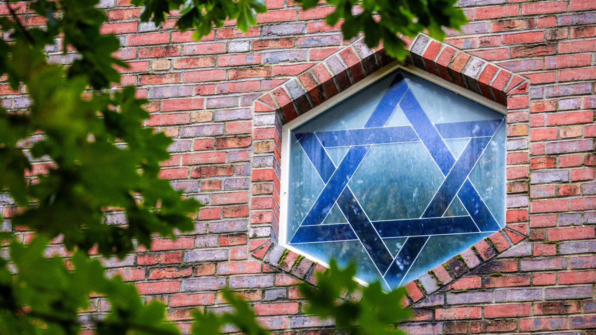Der Davidstern ist in einem Fenster der neuen Synagoge von Schwerin zu sehen.