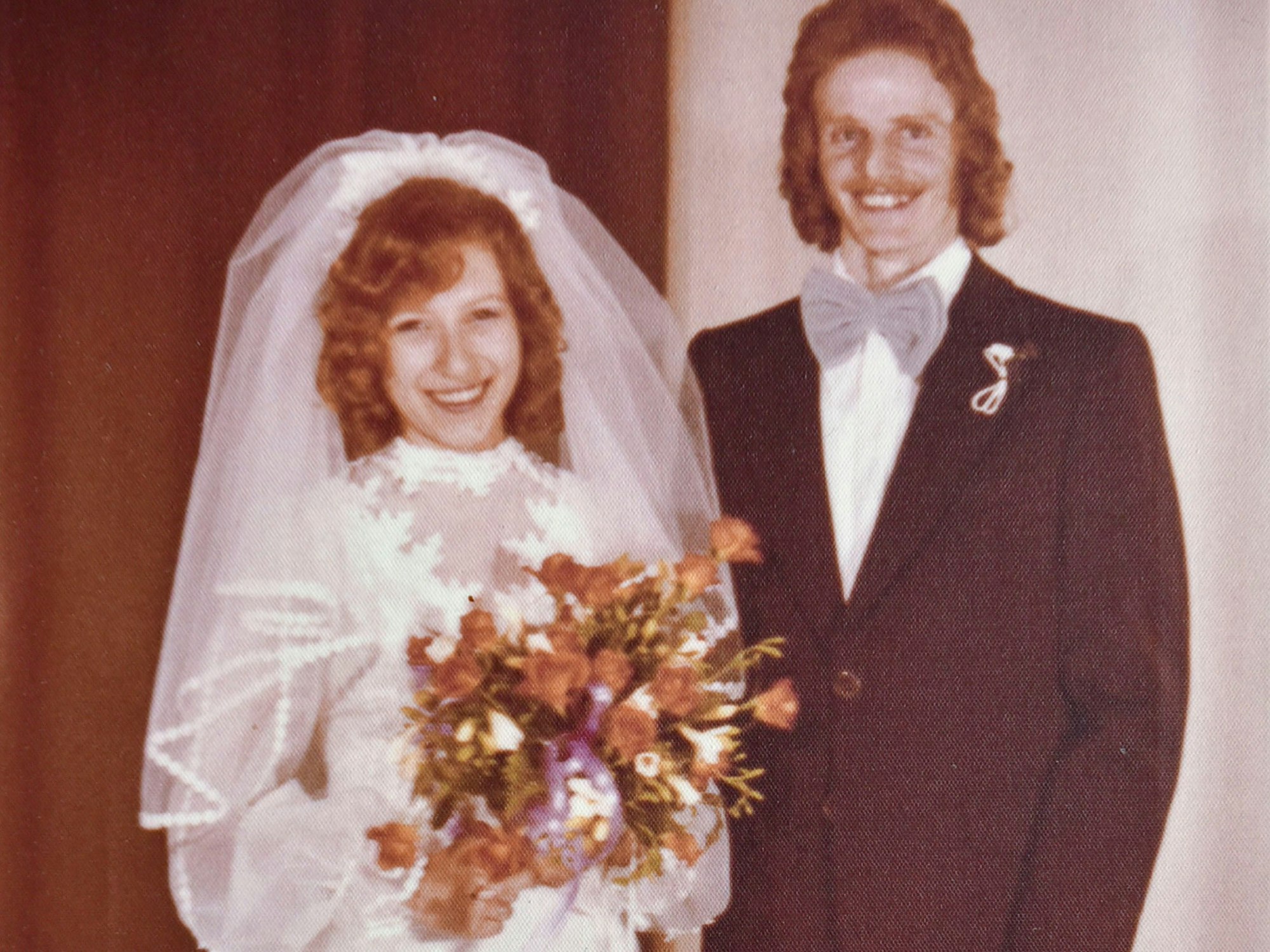 Ein Brautpaar an seinem Hochzeitstag.