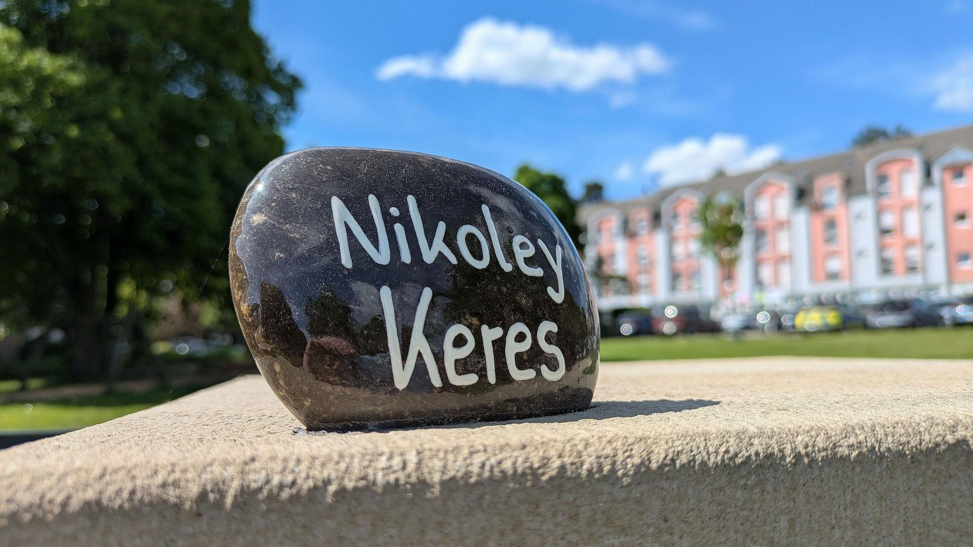 An der Gedenkstele vor dem Rathaus wurde der Erinnerungsstein für Nikoley Keres nachträglich hinzugefügt.